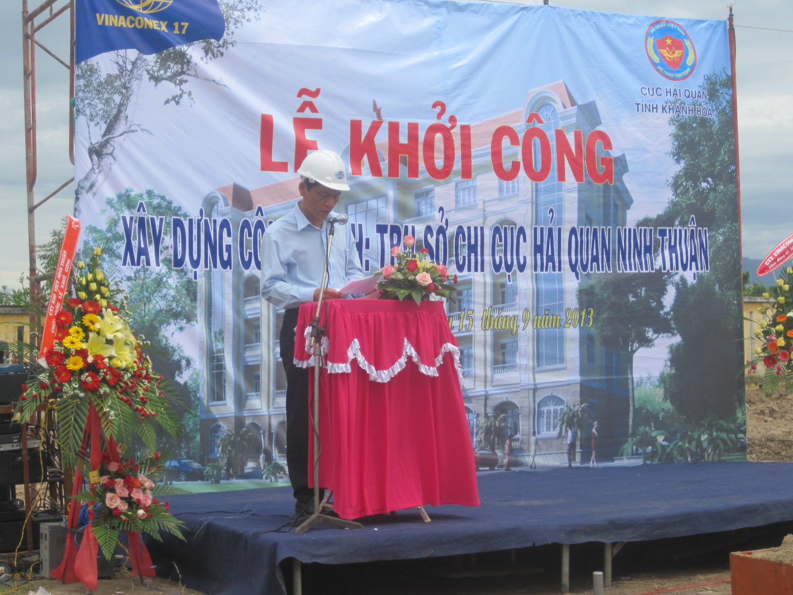 Đại diện nhà thầu Vinaconex ông Đặng Minh hiến giám đốc công ty phát biểu